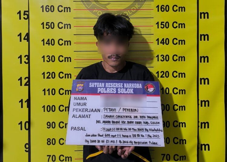 Tim Satuan Reserse Narkoba (Satresnarkoba) Polres Solok menangkap seorang pria yang diduga terlibat dalam peredaran sabu di Kabupaten Solok, Sumatera Barat, pada Selasa (19/5/2026) malam.