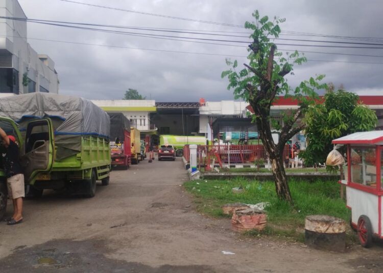 Aktivitas PETI di Sumatera Barat diduga memicu kelangkaan solar dan antrean panjang di SPBU. Dinas ESDM Sumbar menyebut konsumsi tinggi di lokasi tambang ilegal memberi tekanan pada distribusi BBM di daerah.