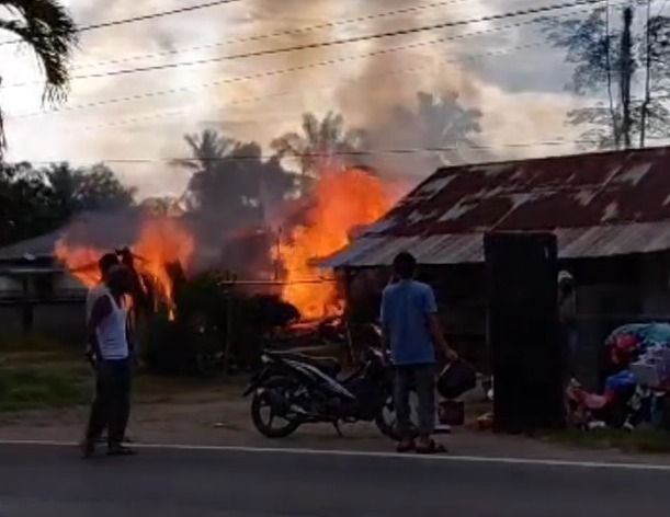 Kebakaran melanda kawasan Kecamatan Sungai Aur, Kabupaten Pasaman Barat, Sumatera Barat, pada Kamis (21/5) sore. Foto: Tangkapan layar media sosial