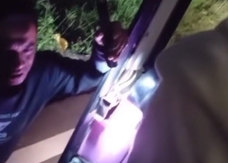 Sebuah video yang memperlihatkan dugaan pungutan liar (pungli) terhadap sebuah bus mahasiswa di kawasan Lembah Anai, Kecamatan Sepuluh Koto, Kabupaten Tanah Datar, viral di media sosial pada Kamis (21/5/2026). Foto: Tangkapan layar media sosial