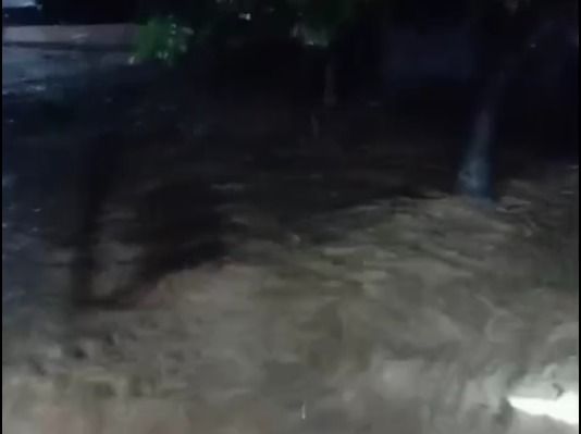 Banjir melanda beberapa kawasan di Kelurahan Kuranji, Kecamatan Kuranji, Kota Padang, Sumatera Barat, pada Kamis (21/5) malam setelah hujan deras mengguyur wilayah itu. Foto: Tangkapan layar media sosial