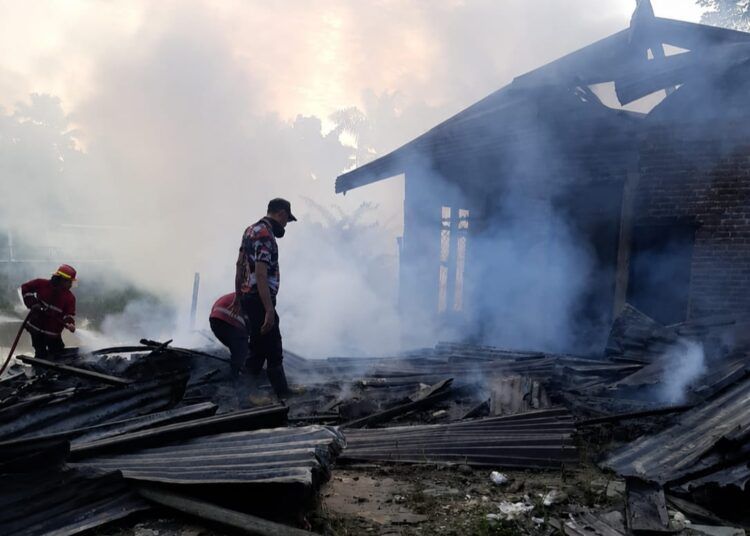 Satu unit rumah terbakar di Jorong Kumpulan, Nagari Aua Serumpun, Kecamatan Sungai Aur, Kabupaten Pasaman Barat, Sumatera Barat, pada Kamis (21/5/2026) sore.