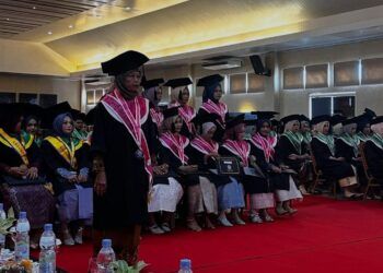 Inspiratif! Perempuan 71 Tahun Asal Pesisir Selatan Lulus S1 Kebidanan dengan Predikat Pujian
