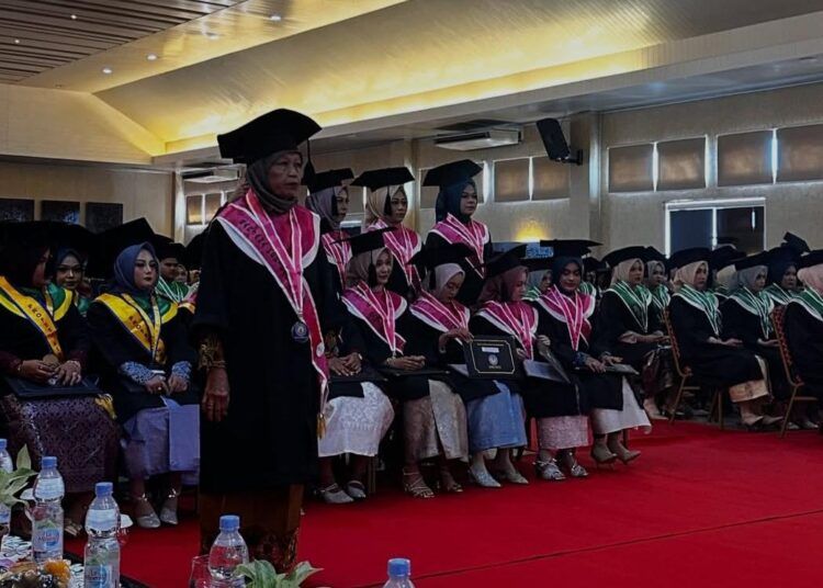 Perempuan bernama Hj Yulfiati Ardini (71) asal Pesisir Selatan, Sumatera Barat, membuktikan bahwa usia bukanlah penghalang untuk menuntut ilmu. (Yulfiati Ardini berdiri paling depan)