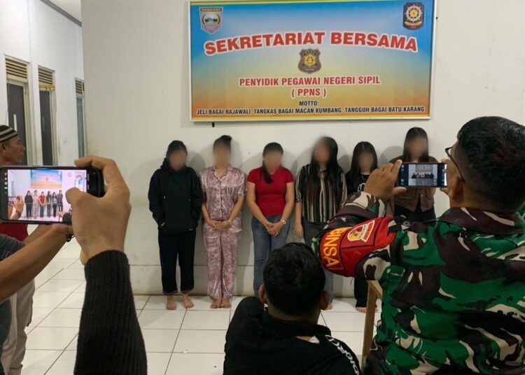 Puluhan warga menggerebek sebuah kafe di kawasan Jorong Padang Tujuh, Nagari Aur Kuning, Kecamatan Pasaman, Kabupaten Pasaman Barat, Sumatera Barat, pada Kamis (21/5/2026) malam. Dalam penggerebekan itu, delapan orang pemandu lagu dan pemilik diamankan.