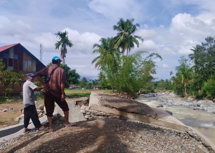 Sawah warga di Kampung Guo, Kelurahan Kuranji, Kecamatan Kuranji, Kota Padang, Sumatera Barat kembali tertimbun lumpur setelah banjir melanda kawasan tersebut pada Kamis (21/5/2026) malam.