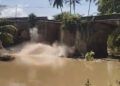 Video: Detik-Detik Jembatan Titian Putiah di Tanah Datar Ambruk