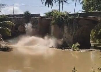 Video: Detik-Detik Jembatan Titian Putiah di Tanah Datar Ambruk
