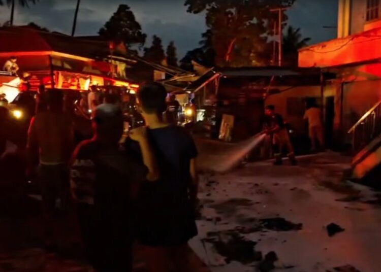 Sebuah pertamini dan warung di Jorong Sawah Suduik, Nagari Selayo, Kecamatan Kubung, Kabupaten Solok, Sumatera Barat, ludes terbakar pada Sabtu (23/5/2026) sekitar pukul 18.02 WIB.