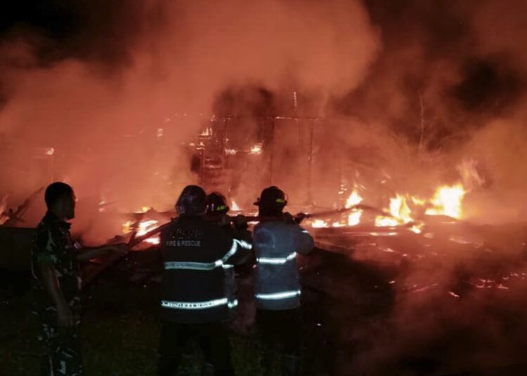 Satu unit rumah semi permanen di Jorong Purwajaya, Nagari Sarilamak, Kecamatan Harau, Kabupaten Lima Puluh Kota, Sumatera Barat, hangus terbakar pada Sabtu (23/5/2026) malam.