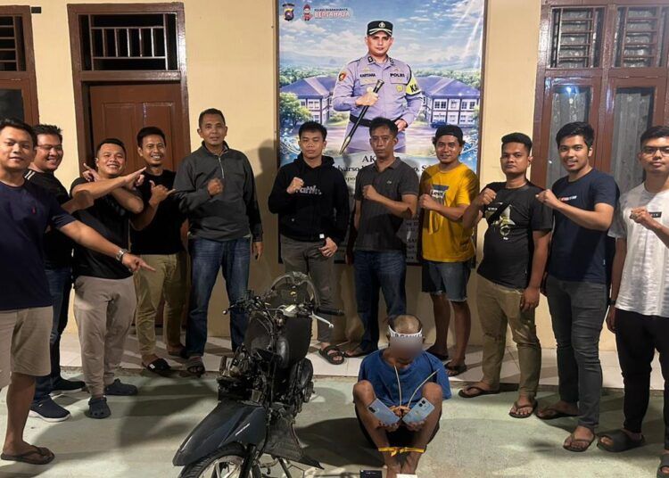 Polisi menangkap seorang pria di Jorong Padang Bungur, Nagari Abai Siat, Kecamatan Koto Besar, Dharmasraya, Sumatera Barat (Sumbar), pada Sabtu (23/5/2026) malam karena diduga mencuri di rumah orang. Foto: Polsek Sungai Rumbai