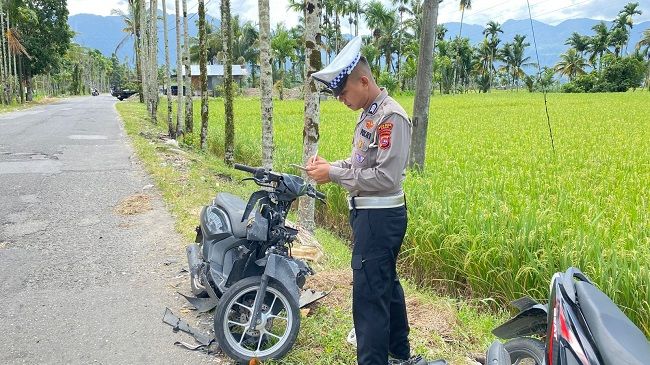 Polisi melakukan olah TKP atas kecelakaan sepeda motor di jalan di dekat Simpang Taruko, Jorong Pauh Taruko, Nagari Koto Malintang, Kecamatan Tanjung Raya, Agam, Sumbar, pada Minggu (24/5/2026). Foto: Polres Agam