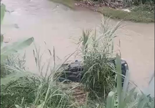 Sebuah mobil Mitsubishi Pajero masuk sungai di Nagari Padang Sibusuk, Kecamatan Kupitan, Sijunjung, Sumatera Barat (Sumbar), pada Senin (25/5/2026) pagi. Akibatnya, sopir mobil tersebut tewas.