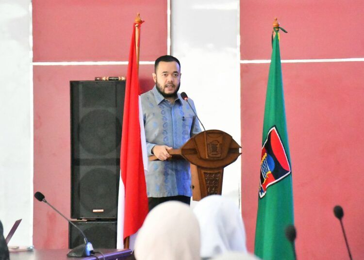 Wali Kota Padang, Fadly Amran, memberikan kata sambutan dalam pembekalan terhadap siswa penerima beasiswa ke Cina di Balai Kota Padang pada Senin (25/5/2026). Foto: Pemko Padang