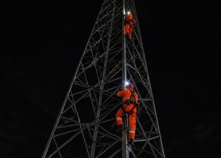 Petugas PLN bekerja dalam kegelapan memperbaiki jaringan kelistrikan. Foto: PLN UID Sumbar