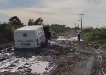 Viral Mobil MBG Terjebak di Lumpur, Warga Sentil Pemerintah: “Perbaiki Jalannya Dulu”