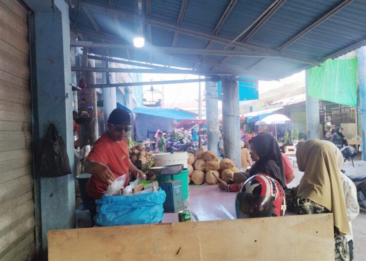 Pedagang santan di Pasar Raya Padang, Kelurahan Kampung Jao, Kecamatan Padang Barat, Kota Padang, Sumatera Barat, mengeluhkan sepinya pembeli menjelang Hari Raya Idul Adha, Selasa (26/5/2026). Kondisi tersebut terlihat di sejumlah kios santan yang hanya didatangi beberapa pembeli.
