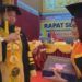Rektor UPI YPTK Padang Beli Tugas Akhir Wisudawan Saat Wisuda