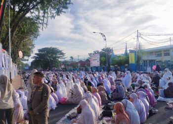Ribuan Orang Padati Halaman Kantor Gubernur Sumbar untuk Salat Idul Adha