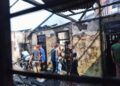 Sebuah Rumah Hangus Terbakar di Tanah Datar