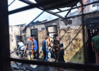 Sebuah Rumah Hangus Terbakar di Tanah Datar