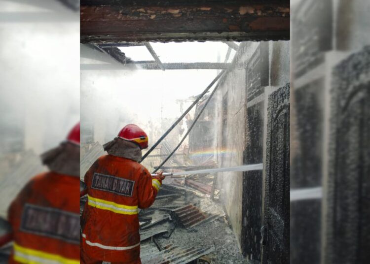 Satu unit rumah permanen terbakar di Jorong Nusa Indah, Nagari Lubuk Jantan, Kecamatan Lintau Buo Utara (LBU), Kabupaten Tanah Datar, Sumatera Barat, usai salat Idul Adha 1447 Hijriah, Rabu (27/5/2026).