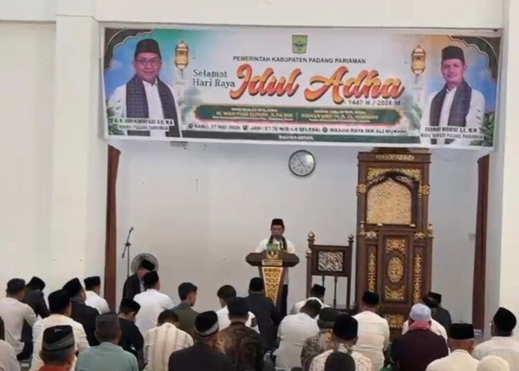 Bupati Padang Pariaman, John Kenedy Azis, saat menyampaikan sambutan  sebelum pelaksanaan Sholat Idul Adha di Masjid Raya Ali Mukhni, Parikmalintang, Rabu (27/5/2026).