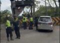 Minibus Tabrak Pembatas Jalan di Jalur Solok–Padang, Bagian Depan Ringsek
