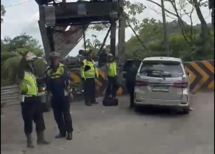 Sebuah minibus menabrak pembatas jalan di jalur Solok–Padang, tepatnya di kawasan Panorama I Sitinjau Lauik pada Kamis (28/5/2026).