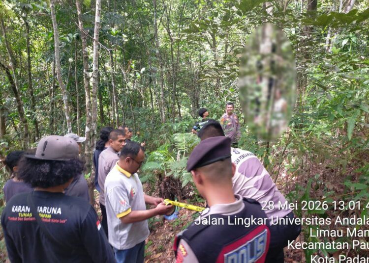 Seorang pria ditemukan tewas tergantung di pohon di kawasan Hutan Biologi Universitas Andalas di Limau Manis, Kecamatan Pauh, Kota Padang, Sumatera Barat, pada Kamis (28/5) siang. Foto: Media sosial