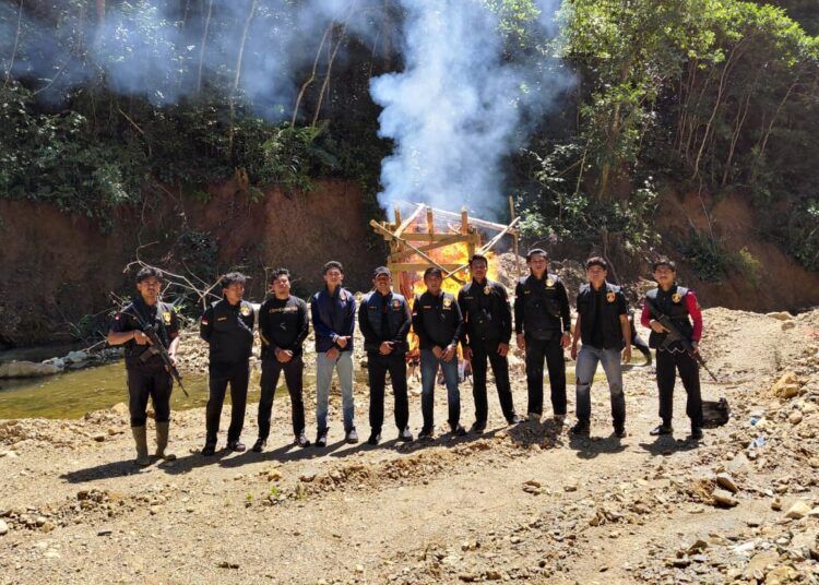 Polisi membakar penyaring emas di lokas tambang emas ilegal di Kecamatan Sangir, Solok Selatan, pada Kamis (27/5/2026) pagi. Foto: Polres Solok Selatan