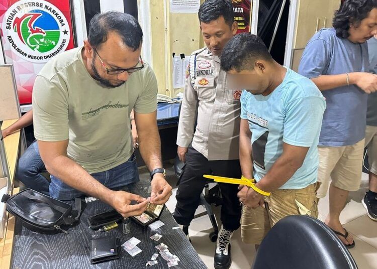 Polisi menangkap seorang pria di Jorong Kampung Dondan, Nagari Gunung Medan, Kecamatan Sitiung, Dharmasraya, pada Rabu (27/5/2026) sekitar pukul 22.30 WIB atas dugaan mengedarkan sabu-sabu.