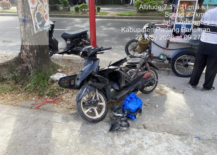 Seorang pengendara sepeda motor mengalami patah kaki setelah terlibat kecelakaan lalu lintas dengan sebuah mobil Toyota Hiace di Jalan Padang–Bukittinggi, tepatnya di Korong Sungai Pinang, Kecamatan Batang Anai, Kabupaten Padang Pariaman, Kamis (28/5/2026).