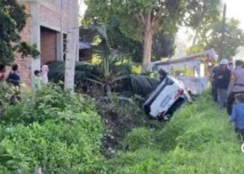 Kecelakaan di Padang Pariaman, Minibus Masuk Parit hingga Terbalik