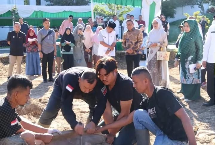 Pemerintah Kota (Pemko) Bukittinggi bersama sejumlah mitra kerja pemerintah menyembelih 12 ekor hewan kurban pada Idul Adha 1447 Hijriah di kawasan Balai Kota Bukittinggi pada Jumat (29/5).