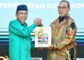 Wakil Wali Kota Padang, Maigus Nasir, menerima LHP LKPD 2025 dari Kepala BPK Perwakilan Sumbar, Sudarminto Eko Putra, di Kantor BPK Perwakilan Sumbar pada Jumat (29/5/2026). Foto: Pemko Padang
