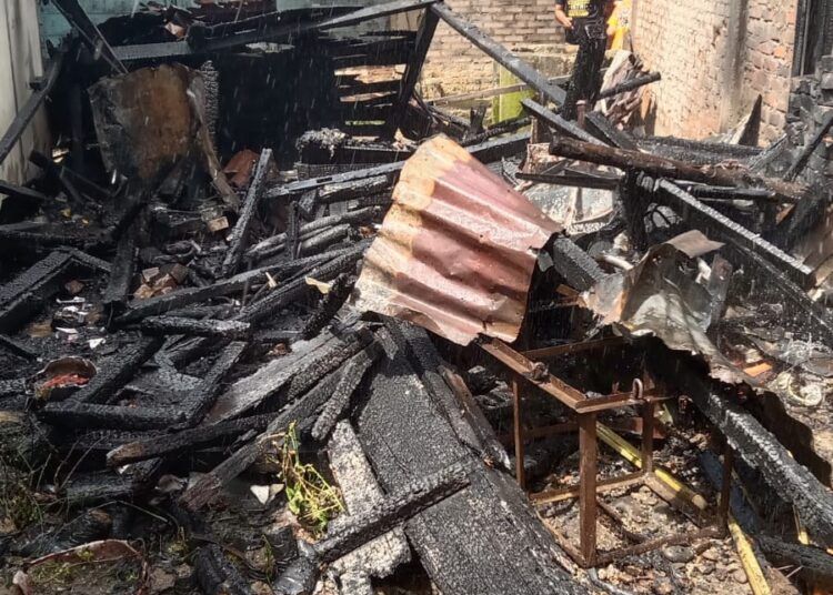 Dua unit rumah hangus terbakar di Jorong Binubu, Kenagarian Sontang Cubadak, Kecamatan Padang Gelugur, Kabupaten Pasaman, Sumatera Barat, Jumat (29/5/2026).