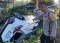 Tabrakan dengan Motor di Padang Pariaman, Toyota Rush Terguling Masuk Parit
