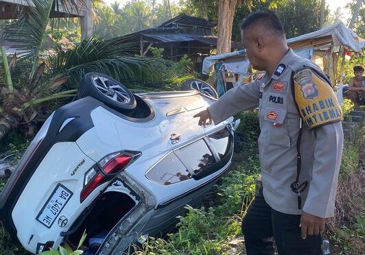 Mobil Toyota Rush terguling masuk parit setelah bertabrakan dengan sepeda motor di Jalan Umum Sicincin–Pariaman, tepatnya di Korong Simpang Aru, Nagari Balah Aia, Kecamatan VII Koto Sungai Sariak, Padang Pariaman, pada Jumat (29/5/2026).