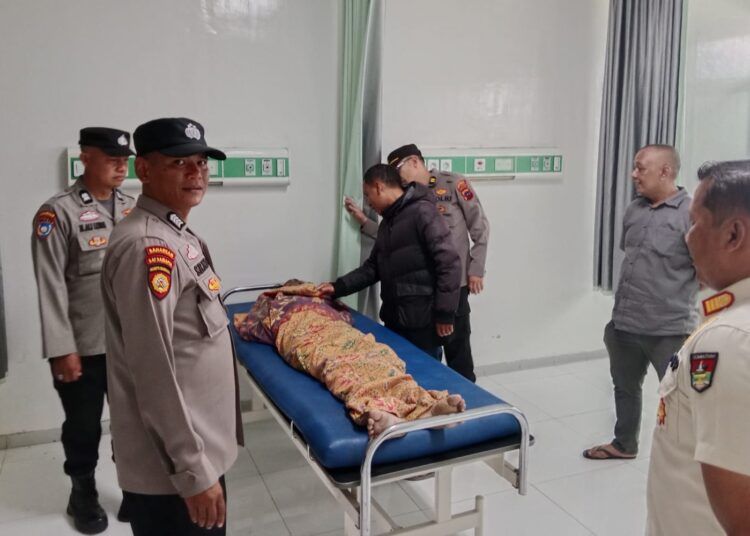 Polisi dan warga membawa pria yang meninggal di bawah jembatan layang Pasar Aur Kuning, Kelurahan Tarok Dipo, Kecamatan Guguk Panjang, Kota Bukittinggi, pada Jumat (29/5/2026) siang ke RSUD Bukittinggi. Foto: Polsek Kota Bukittinggi