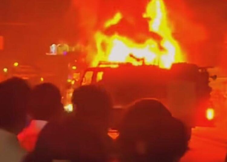 Sebuah bus Palala rute Jakarta–Padang terbakar di kawasan Simpang Bayat, Kecamatan Bayung Lencir, Kabupaten Musi Banyuasin, Sumatera Selatan, pada Sabtu (30/5/2026) dini hari. Foto: Tangkapan layar media sosial