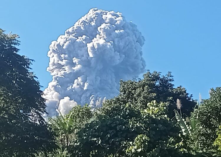 Gunung Marapi kembali erupsi pada Sabtu (30/5) pukul 08.42 WIB dengan tinggi kolom abu tercatat kurang lebih 2.000 meter atau 4.891 meter di atas permukaan laut. WhatsApp Group Marapi Information