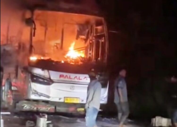 Bus Palala rute Jakarta–Padang ludes terbakar di Jalan Lintas Timur (Jalintim) Palembang–Jambi, tepatnya di Pal 11, Desa Simpang Bayat, Kecamatan Bayung Lencir, Kabupaten Musi Banyuasin (Muba), Sumatera Selatan, pada Sabtu (30/5/2026) dini hari. Foto: Tangkapan layar media sosial