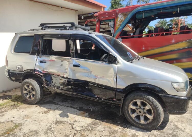 Mobil Isuzu Panther ringsek di bagian samping setelah ditabrak mobil odong-odong di jalan Lintas Padang—Bengkulu, Kampung Sungai Lasi, Nagari Sindang Lunang, Kecamatan Lunang, Pesisir Selatan, pada Minggu (31/5/2026) sekitar pukul 11.00 WIB. Foto: Polsek Lunang Silaut