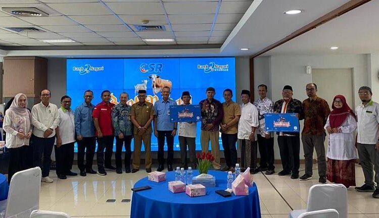 Prosesi penyerahan secara simbolis hewan kurban dari Bank Nagari, Senin (25/5/2026).