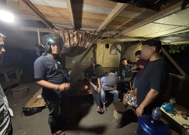 Polisi mengamankan empat pria yang diduga terlibat penyalahgunaan narkotika jenis sabu dalam penggerebekan di sebuah pondok di Jorong Kampung Cubadak, Nagari Lingkuang Aua Timur, Kecamatan Pasaman, Kabupaten Pasaman Barat, Selasa (26/5/2026).