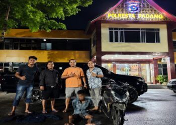 Handphone Jamaah Masjid di Padang Dicuri Saat Tertidur, Pelaku Ditangkap Sehari Kemudian
