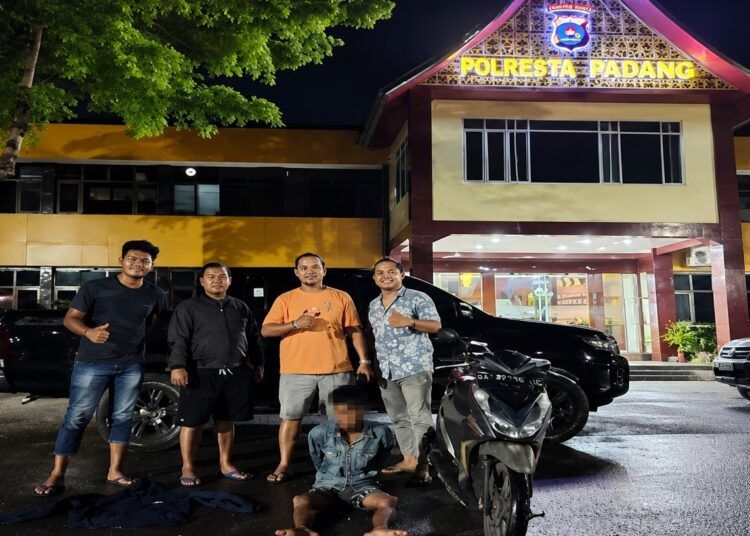 Tim Klewang Polresta Padang menangkap pelaku pencurian handphone jamaah masjid.