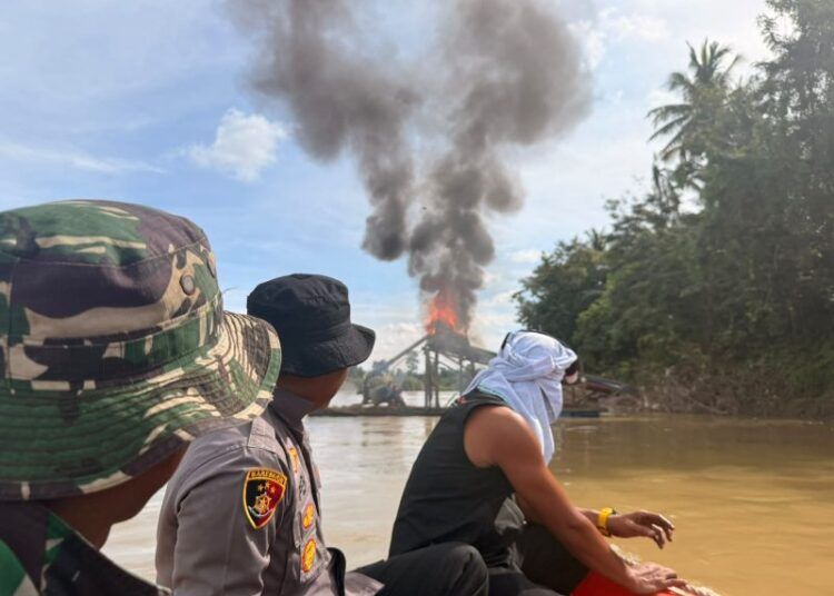 Polisi membakar 13 rakit tambang emas ilegal di sepanjang aliran Sungai Batang Kuantan, Kecamatan Cerenti, Kabupaten Kuantan Singingi, Riau, pada Rabu (10/6/2026).