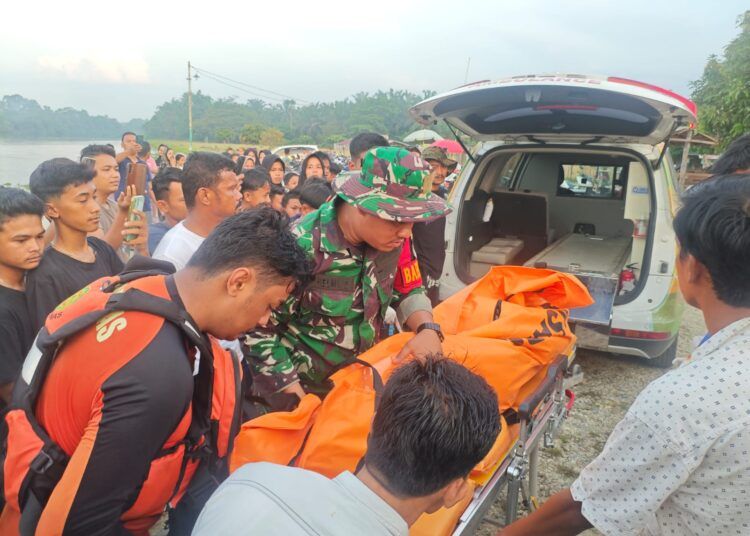 Tim gabungan mengevakuasi jasad korban tenggelam di sungai Desa Muara Jalai, Kecamatan Kampar Utara, Kabupaten Kampar, Riau, Senin (8/6/2026). Foto: Basarnas Pekanbaru